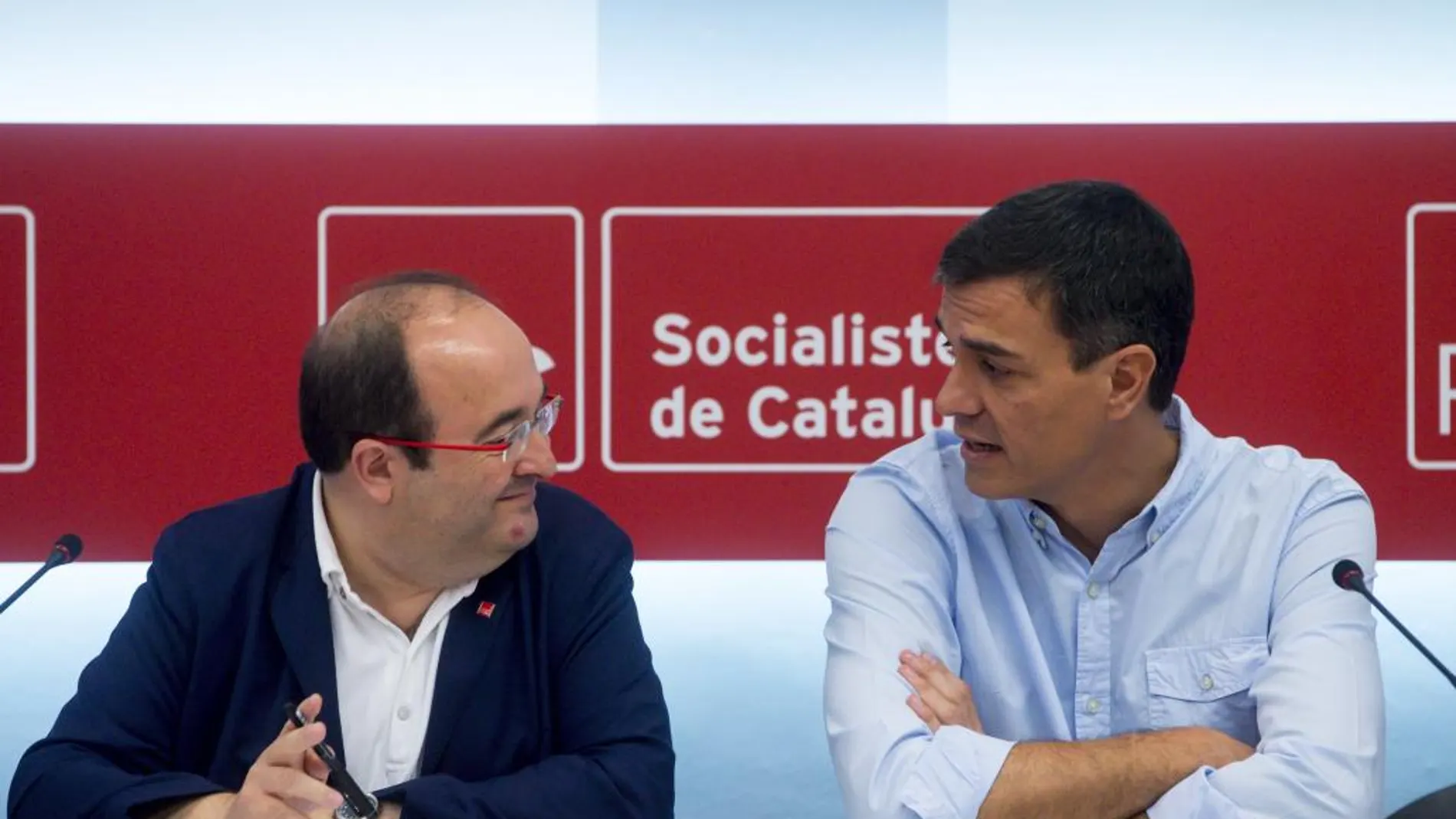 Pedro Sánchez, y el primer secretario del PSC, Miquel Iceta, durante la reunión mantenida hoy en Barcelona.