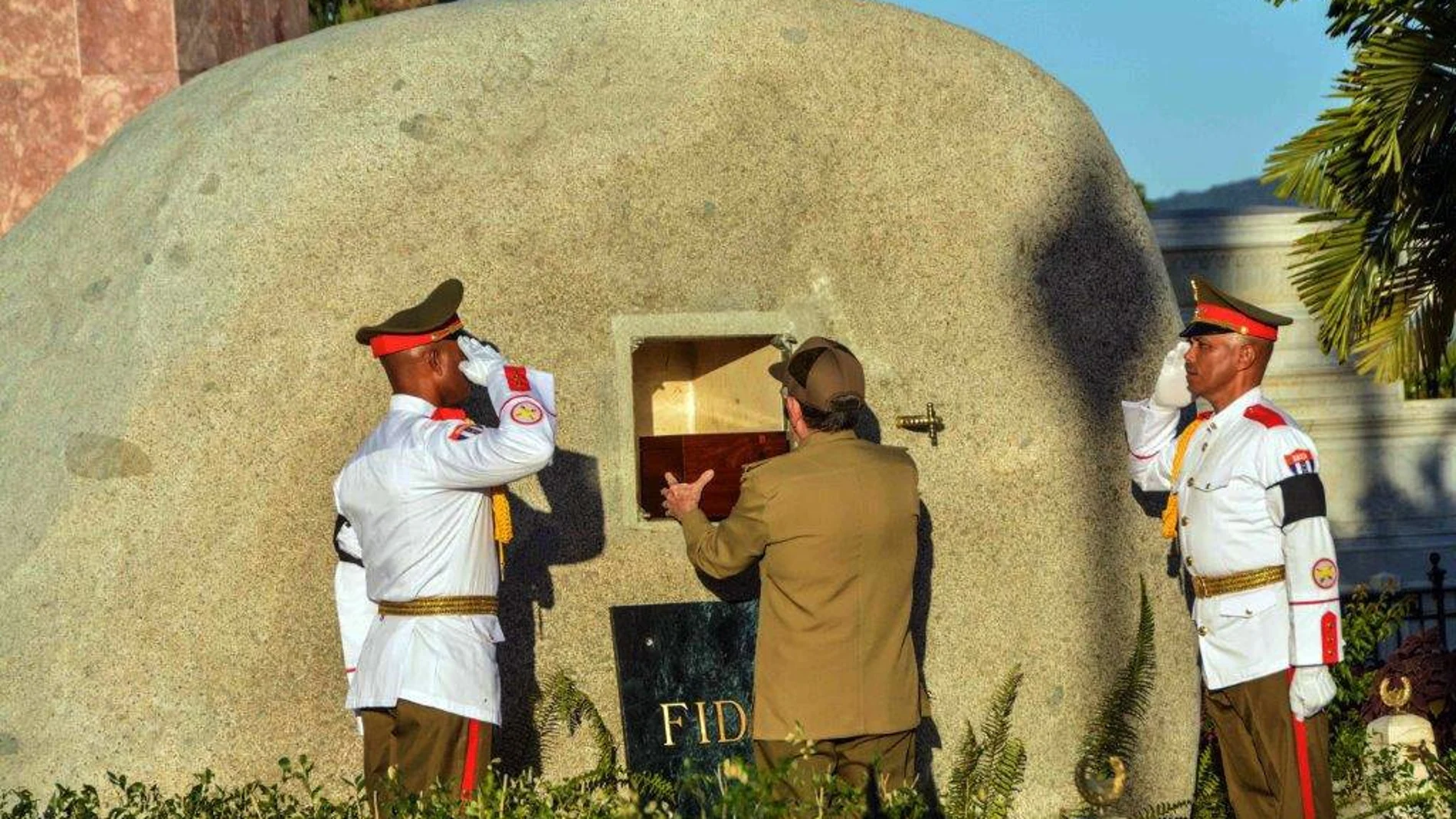 Raúl Castro introduce en la piedra las cenizas de Fidel Castro en el cementerio Santa Ifigenia