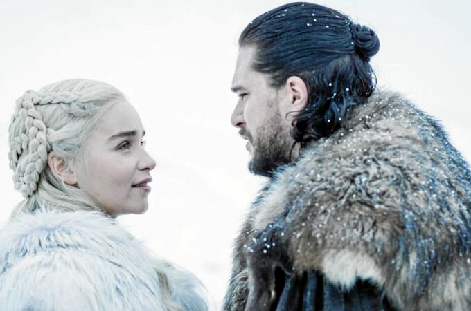 En la imagen, Daenerys Targaryen (Emilia Clarke) y Jon Nieve (Kit Harington), en un capítulo de «Juego de Tronos»