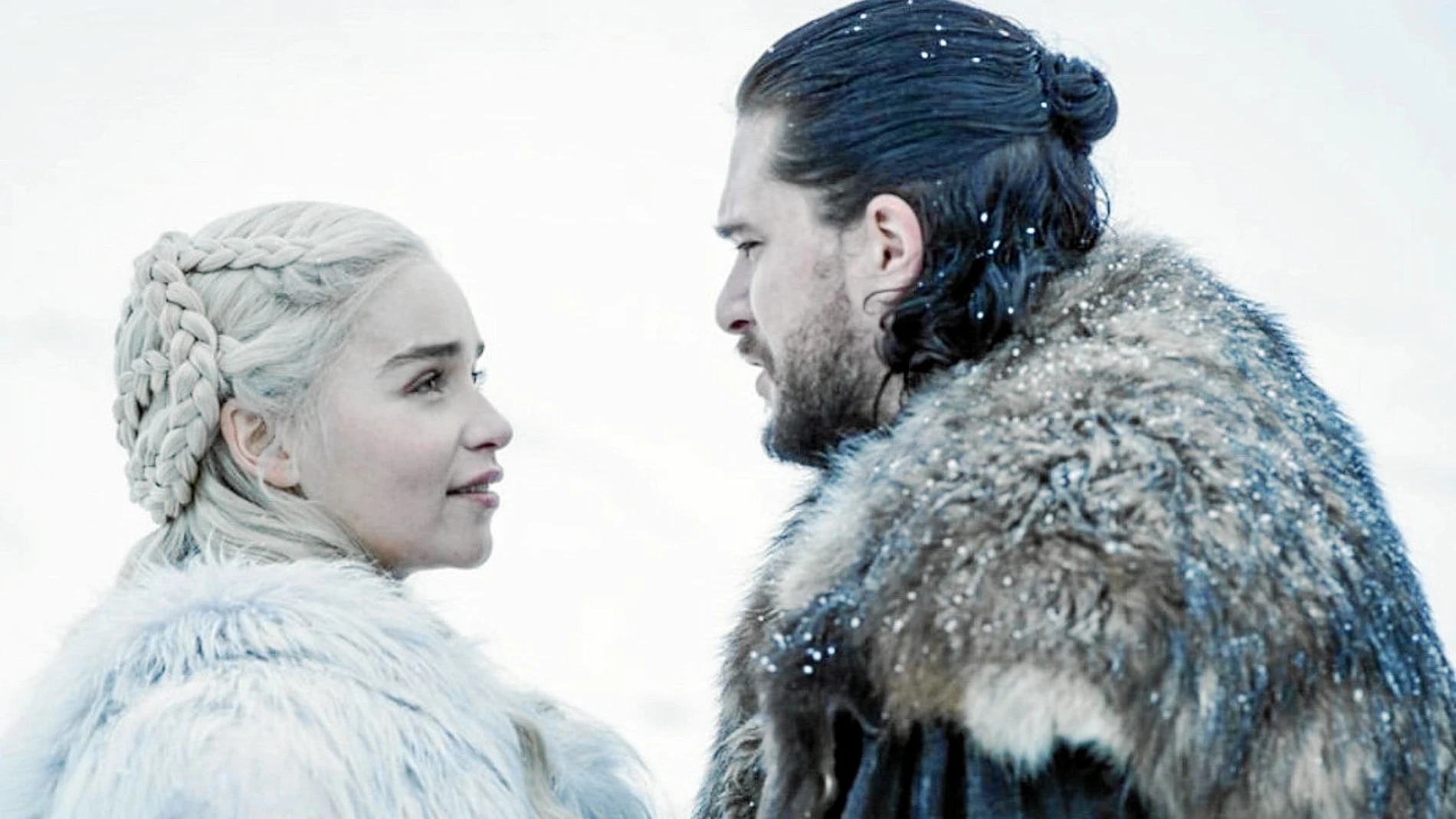 En la imagen, Daenerys Targaryen (Emilia Clarke) y Jon Nieve (Kit Harington), en un capítulo de «Juego de Tronos»