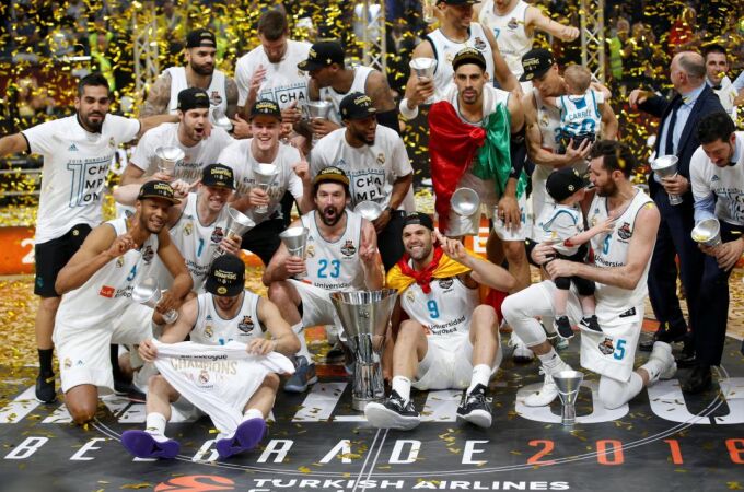 Los jugadores del Real Madrid celebran su décima Copa de Europa / Reuters
