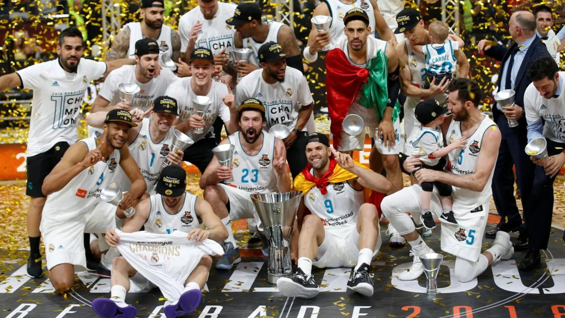 Los jugadores del Real Madrid celebran su décima Copa de Europa / Reuters