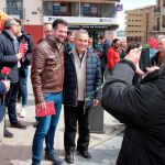 Tudanca se hace una foto con un simpatizante del PSOE en presencia de Javier Alfonso Cendón