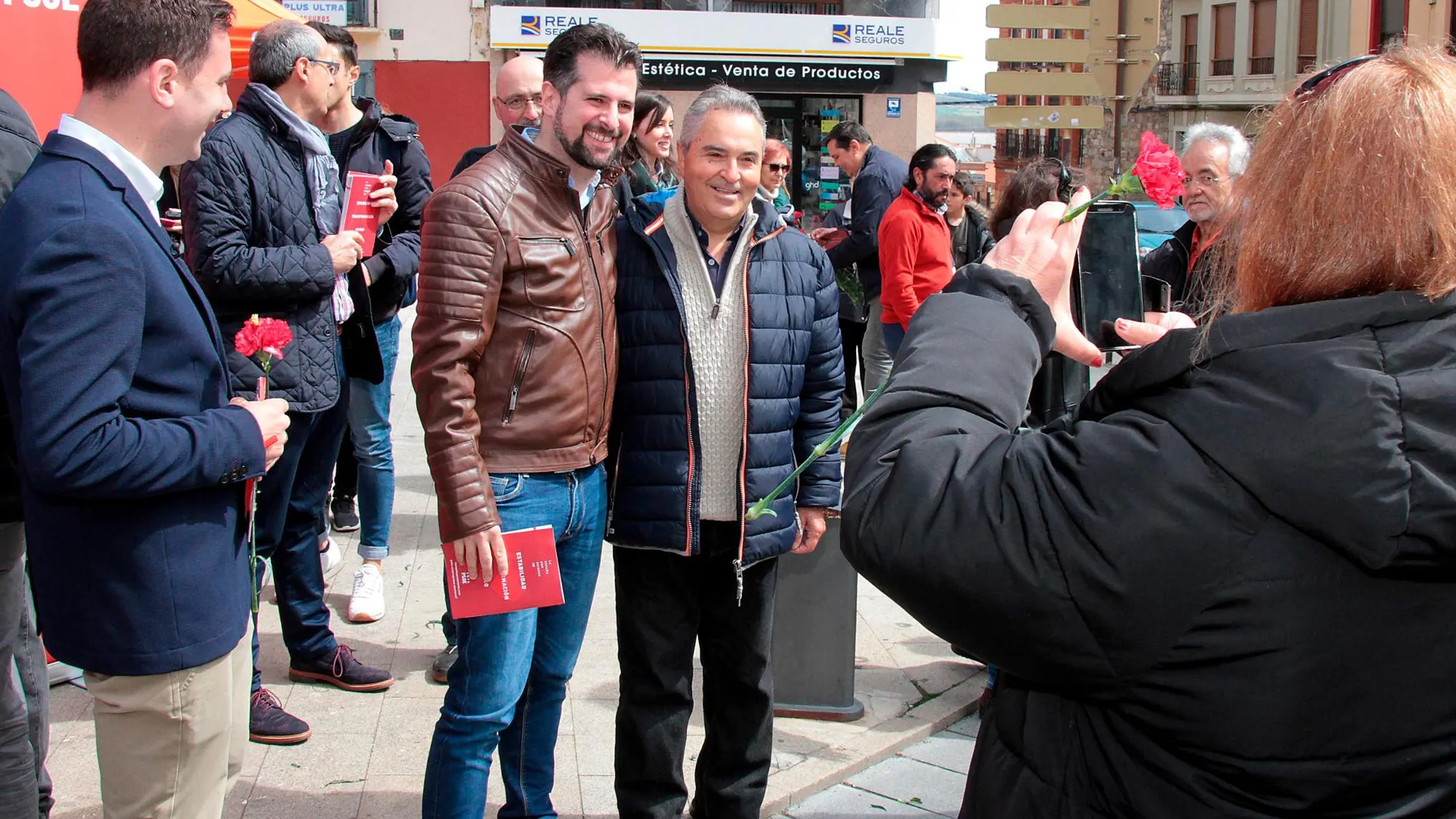 Tudanca se hace una foto con un simpatizante del PSOE en presencia de Javier Alfonso Cendón