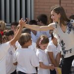 La Reina doña Letizia saluda a un grupo de niños a su llegada hoy al Centro de Educación Infantil y Primaria "Ginés Morata"de Almería