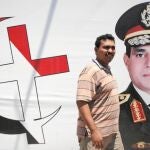Un partidario del golpe del Ejército camina ante un cartel del general Al Sisi en El Cairo
