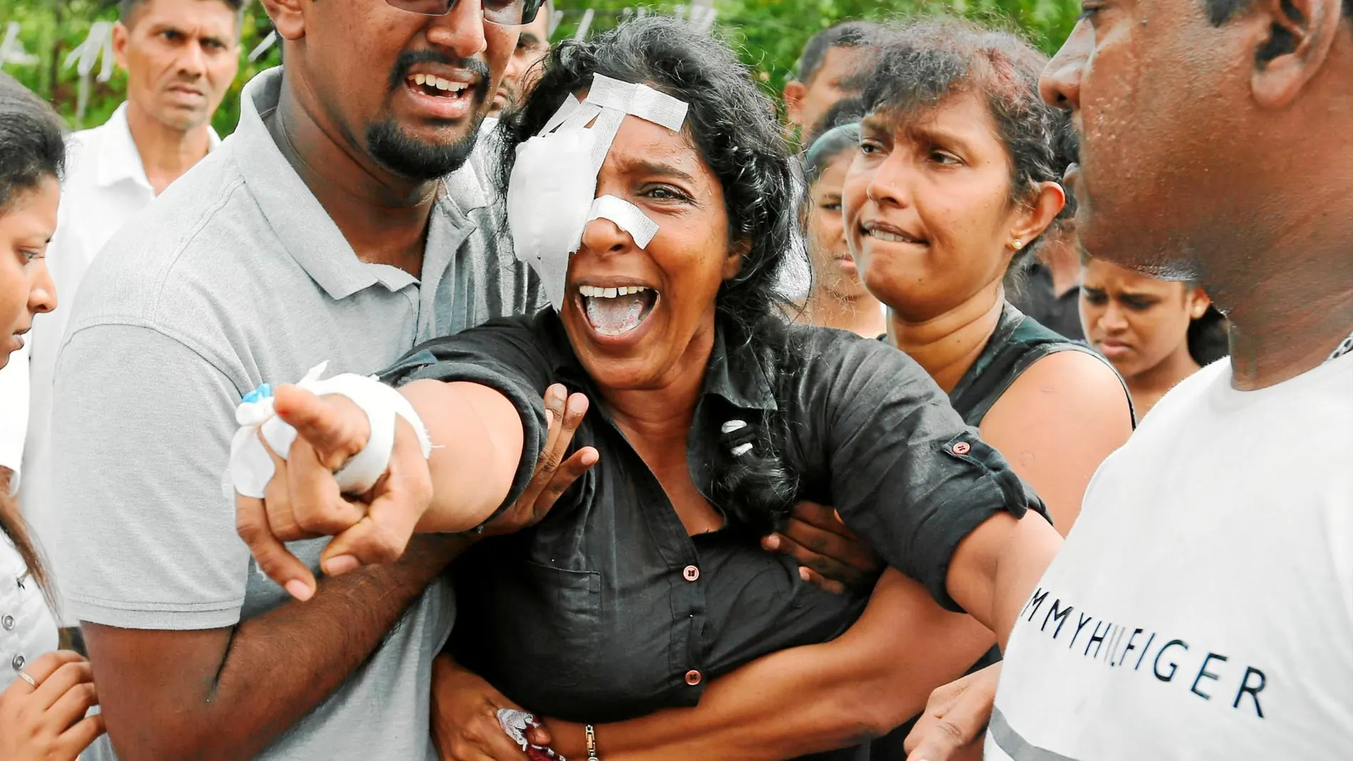 Kumari Fernando perdió a su marido y dos hijos durante el ataque a la iglesia de San Sebastián, ayer, en su entierro / Reuters