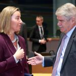 El ministro español de Asuntos Exteriores, Alfonso Dastis (dcha), conversa con la jefa de la diplomacia europea, Federica Mogherini (izq), hoy en Bruselas. EFE/ Olivier Hoslet