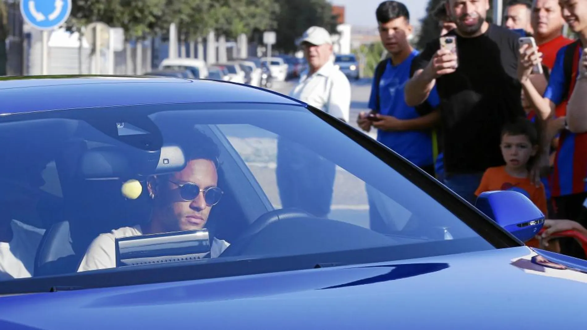 Neymar abandona la Ciudad Deportiva después de comunicar que se va del Barcelona