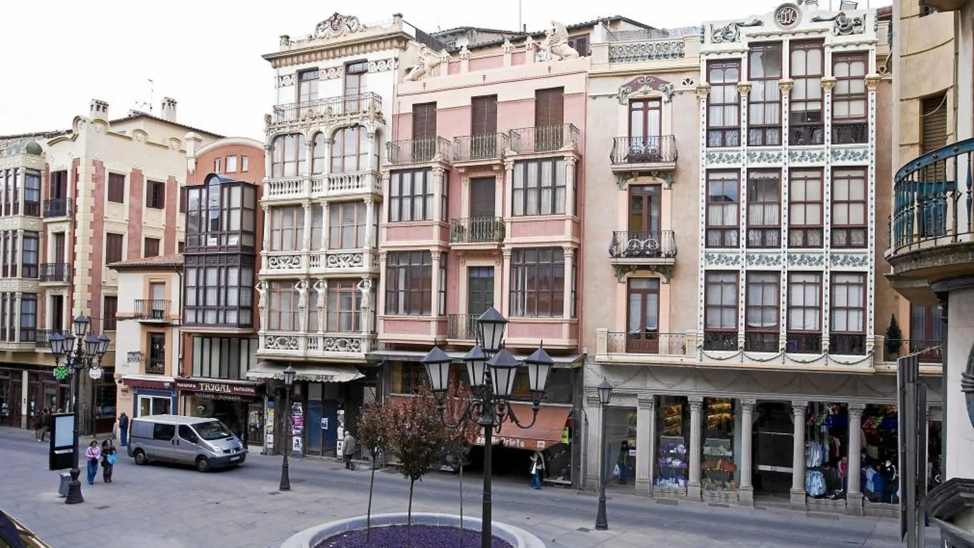 Edificios modernistas en la plaza de Sagasta de Zamora
