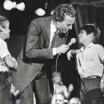 Junto a sus hijos Enrique (a la izquierda) y Julio José (a la derecha), en un concierto