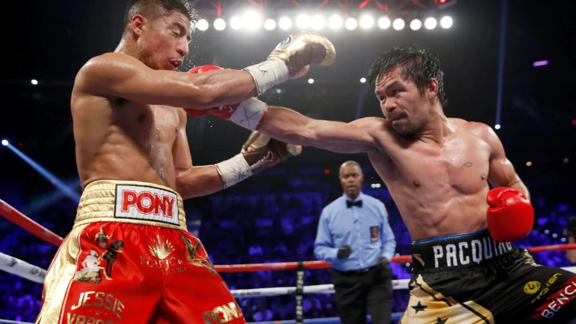 Manny Pacquiao golpea en la cara de Jessie Vargas durante el combate celebrado esta madrugada