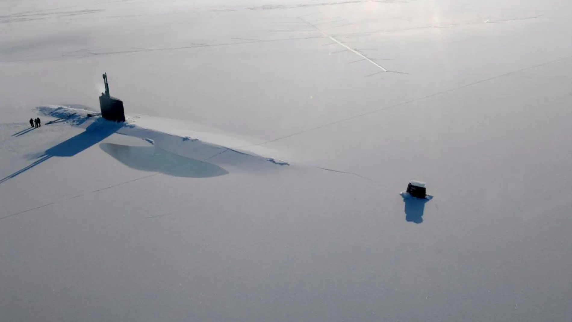 Un submarino, atrapado en una capa de hielo en el Ártico, en una imagen de archivo