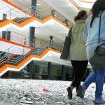 En sólo 24 horas de huelga la facultad de Económicas ha quedado sembrada de papeles y basura