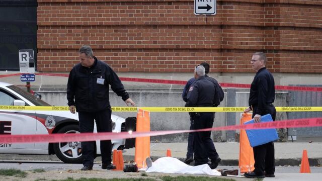 Agentes de policía cubren al cadáver del estudiante somalí que perpetró el ataque en el campus de Ohio