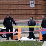 Agentes de policía cubren al cadáver del estudiante somalí que perpetró el ataque en el campus de Ohio