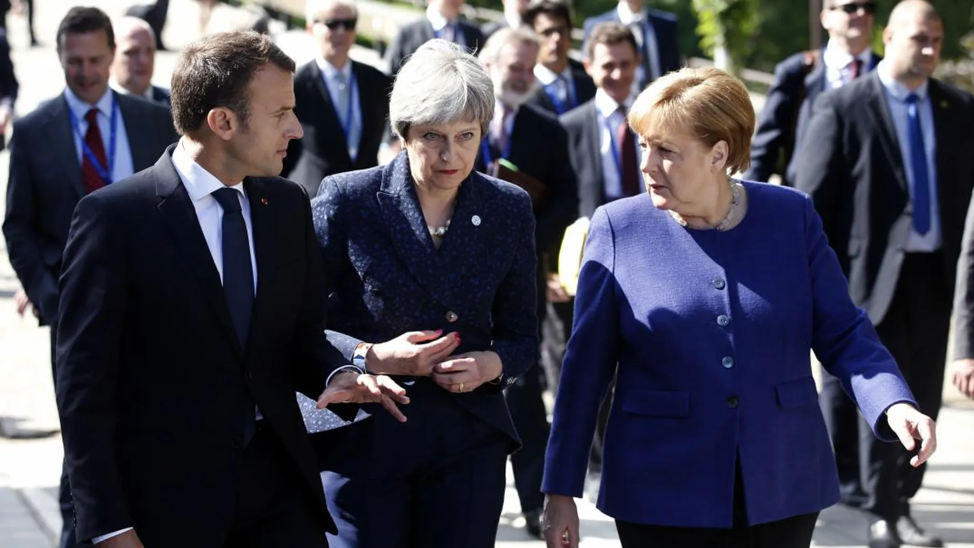 La canicller alemana, Angela Merkel, conversa con el presidente francés, Emmanuel Macron, y la primera ministra británica, Theresa May, tras un encuentro en Sofía, Bulgaria / Ap
