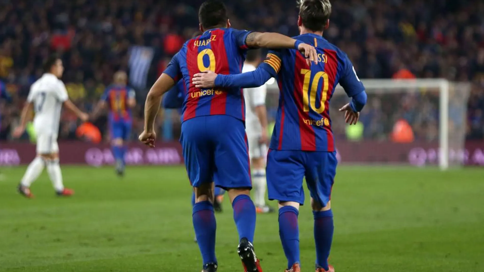 El delantero uruguayo del FC Barcelona, Luis Suárez (i) celebra con su compañero, Leo Messi (d) su tanto ante el Real Madrid