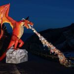 Greenpeace instala un dragón gigante en Gaztelugatxe para denunciar los vertidos de plástico al mar