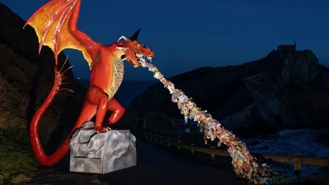 Greenpeace instala un dragón gigante en Gaztelugatxe para denunciar los vertidos de plástico al mar