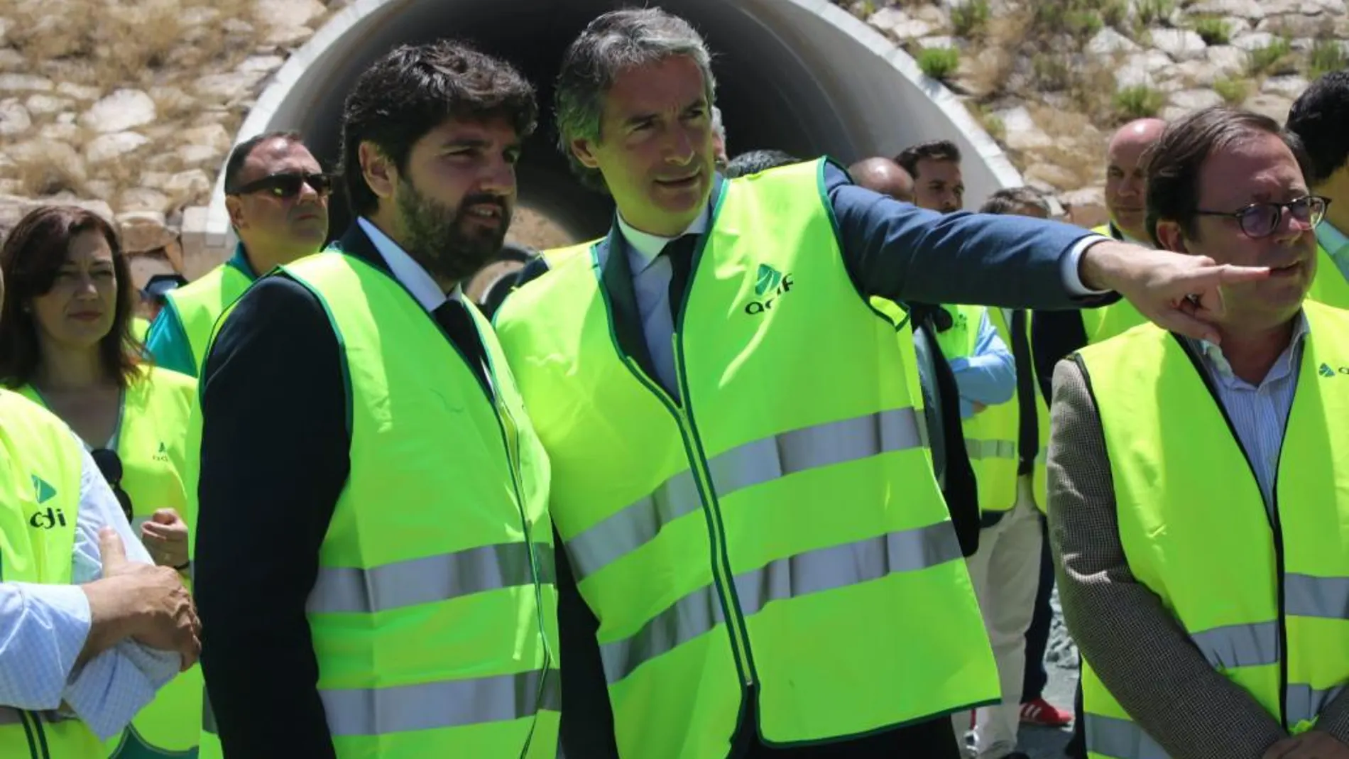 López Miras y el ministro de Fomento, Íñigo de la Serna, ayer en la visita a las obras de la variante ferroviaria de Camarillas