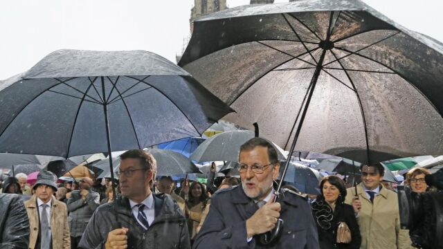 Alberto Núñez Feijóo y Mariano Rajoy, durante el acto celebrado en la plaza del Obradoiro tras la toma de posesión de su cargo.