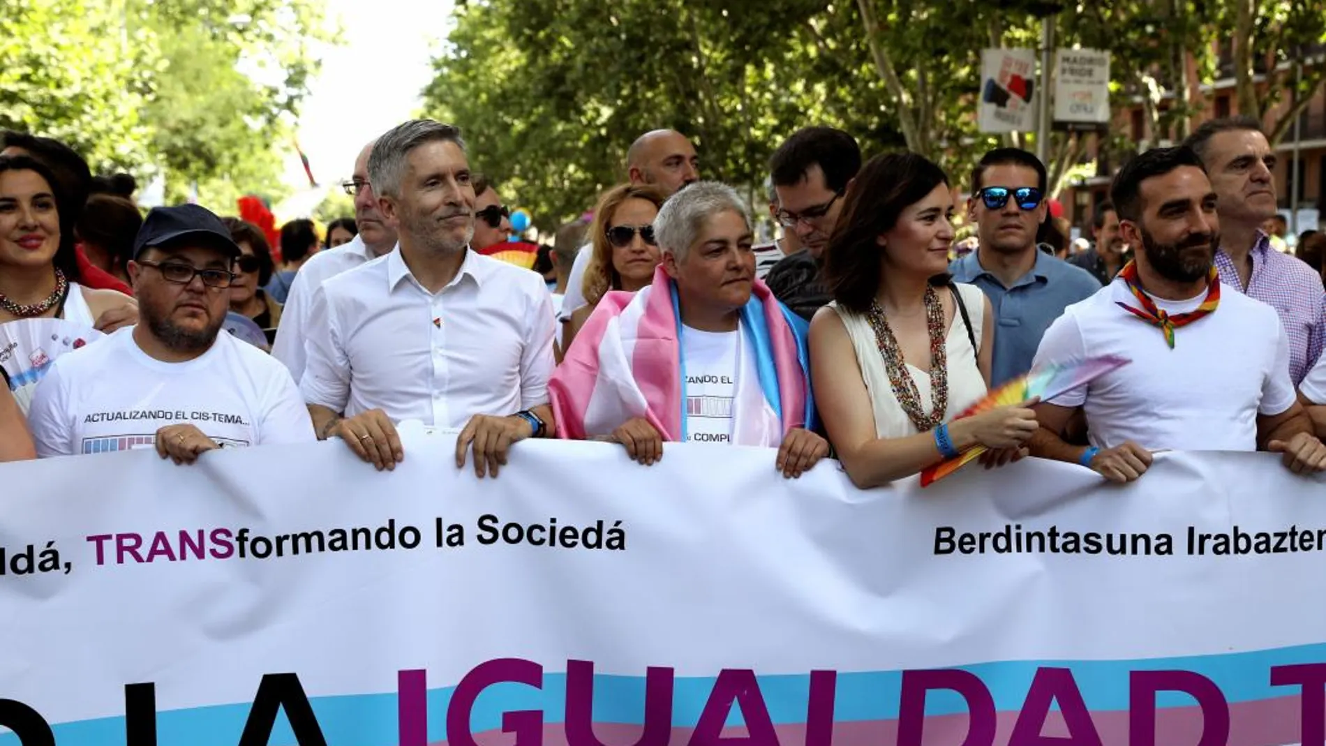 Los ministros del Interior, Fernando Grande-Marlaska y de Sanidad, Carmen Montón, participan en la manifestación del Orgullo 2018 de Madrid. EFE EFE/J.J. Guillén