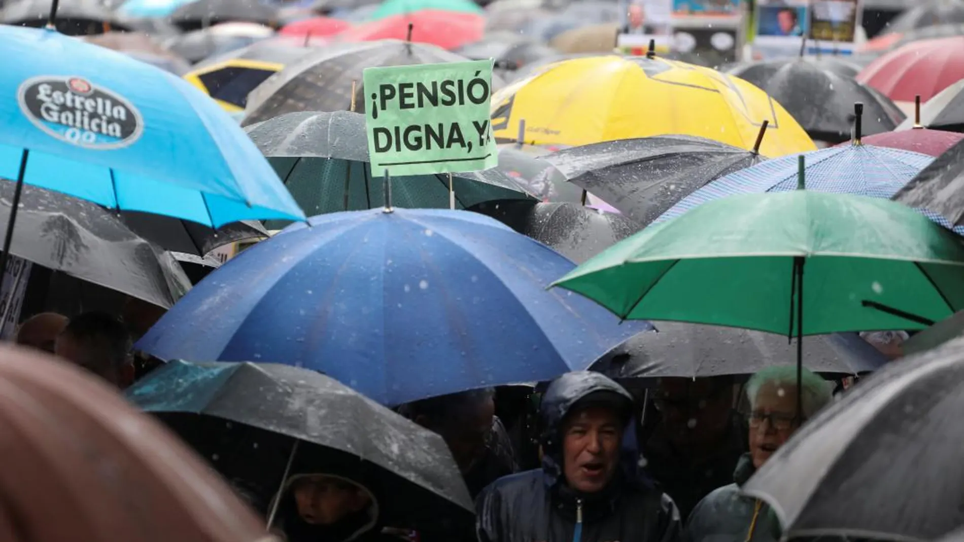 Un momento ayer de la manifestación de pensionistas que recorrió las calles de Madrid bajo una intensa lluvia