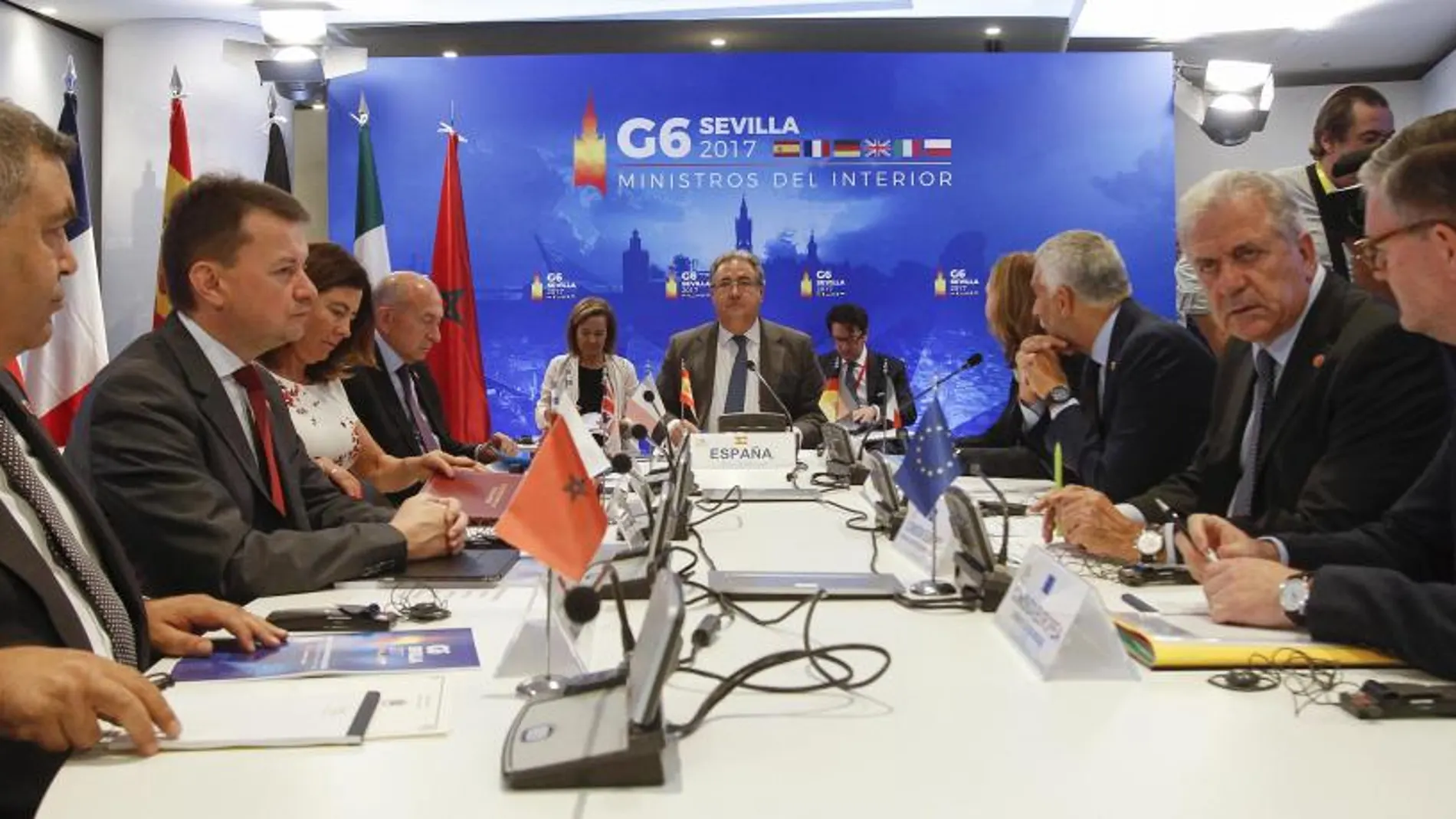 El ministro de Interior, Juan Ignacio Zoido, en la reunión en Sevilla con sus homólogos de Francia, Alemania, Reino Unido, Italia y Polonia, y Marruecos de invitado