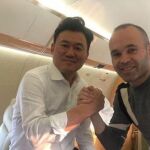 Iniesta y Mikitani, dueño de Rakuten, en su vuelo a Japón / Twitter
