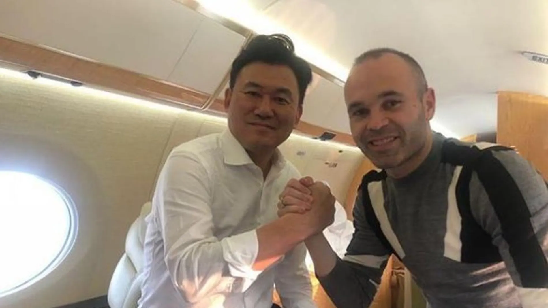 Iniesta y Mikitani, dueño de Rakuten, en su vuelo a Japón / Twitter