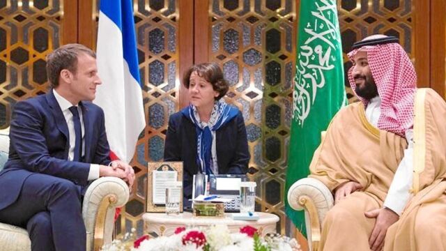 El presidente Macron charla con el príncipe heredero Bin Salman, ayer, en su palacio en Riad
