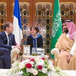 El presidente Macron charla con el príncipe heredero Bin Salman, ayer, en su palacio en Riad