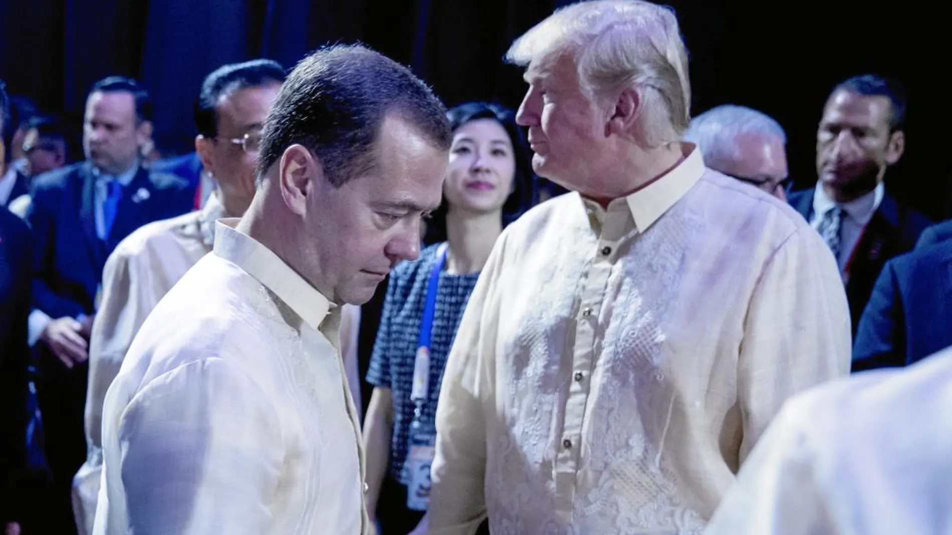 El primer ministro ruso, Dimitri Medvedev, junto a Donald Trump en la cena inaugural de la cumbre de la ASEAN, ayer en Manila