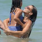 La actriz Paula Echevarría con su hija Daniella Bustamante durante unas vacaciones en Cádiz