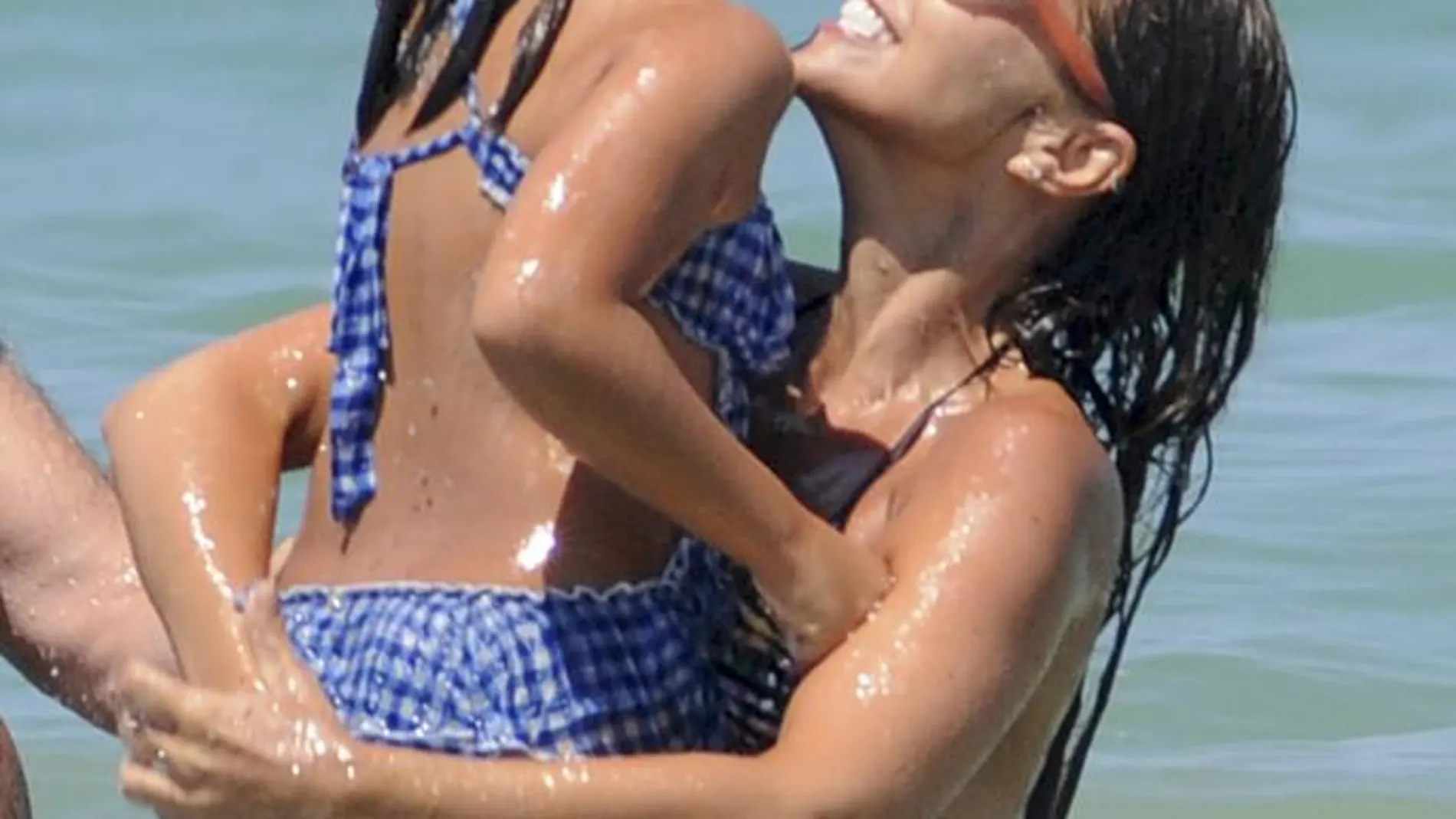 La actriz Paula Echevarría con su hija Daniella Bustamante durante unas vacaciones en Cádiz