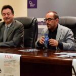 Carmelo Gómez, el alcalde de El Burgo de Osma, Jesús Alonso; yel presidente de la Diputación de Soria, Luis Rey, presentan los Cursos