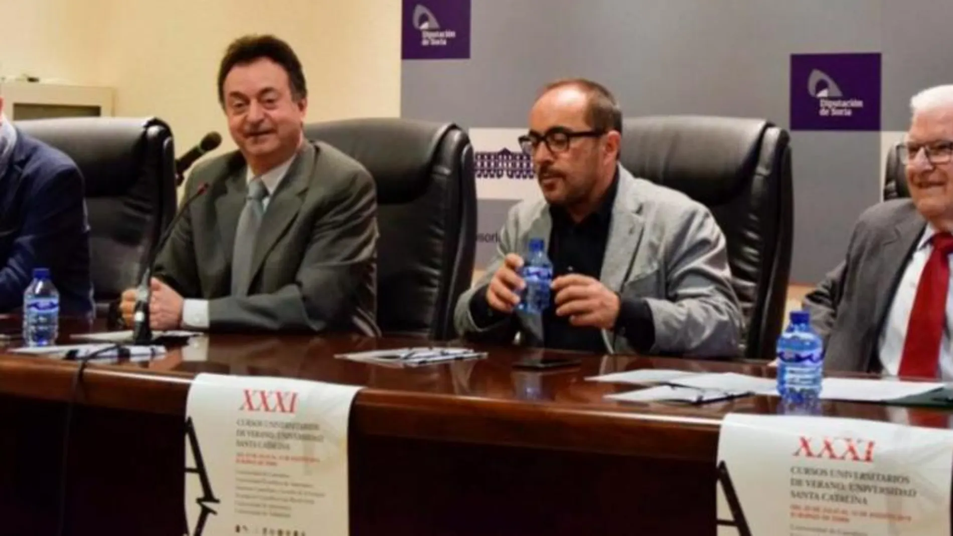 Carmelo Gómez, el alcalde de El Burgo de Osma, Jesús Alonso; yel presidente de la Diputación de Soria, Luis Rey, presentan los Cursos