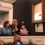 Momento en el que la obra pasa por la trituradora de papel / Instagram Bansky