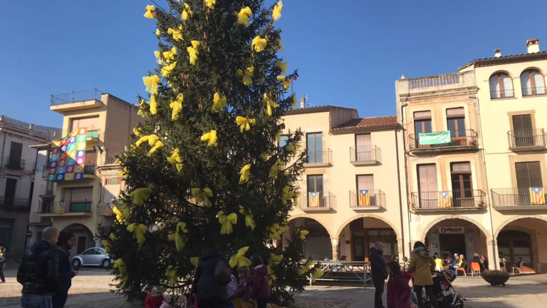 Plaça de la Vila de Amer, pueblo de Carles Puigdemont, presidida por un abeto decorado sólo con lazos amarillos.