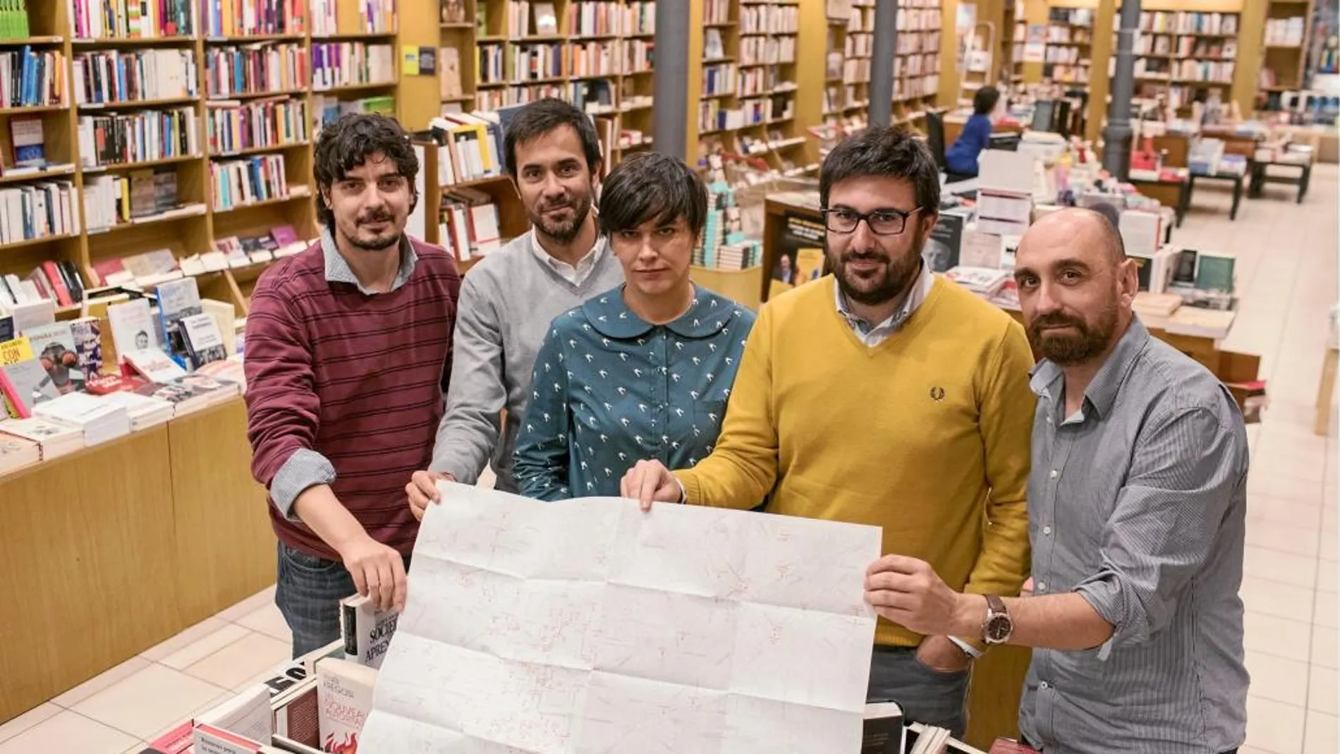 De izq. a der. Santiago Tobón, Luis Solano, Paca Flores, Diego Moreno y Enrique Redel, con el mapa de las librerías de Barcelona