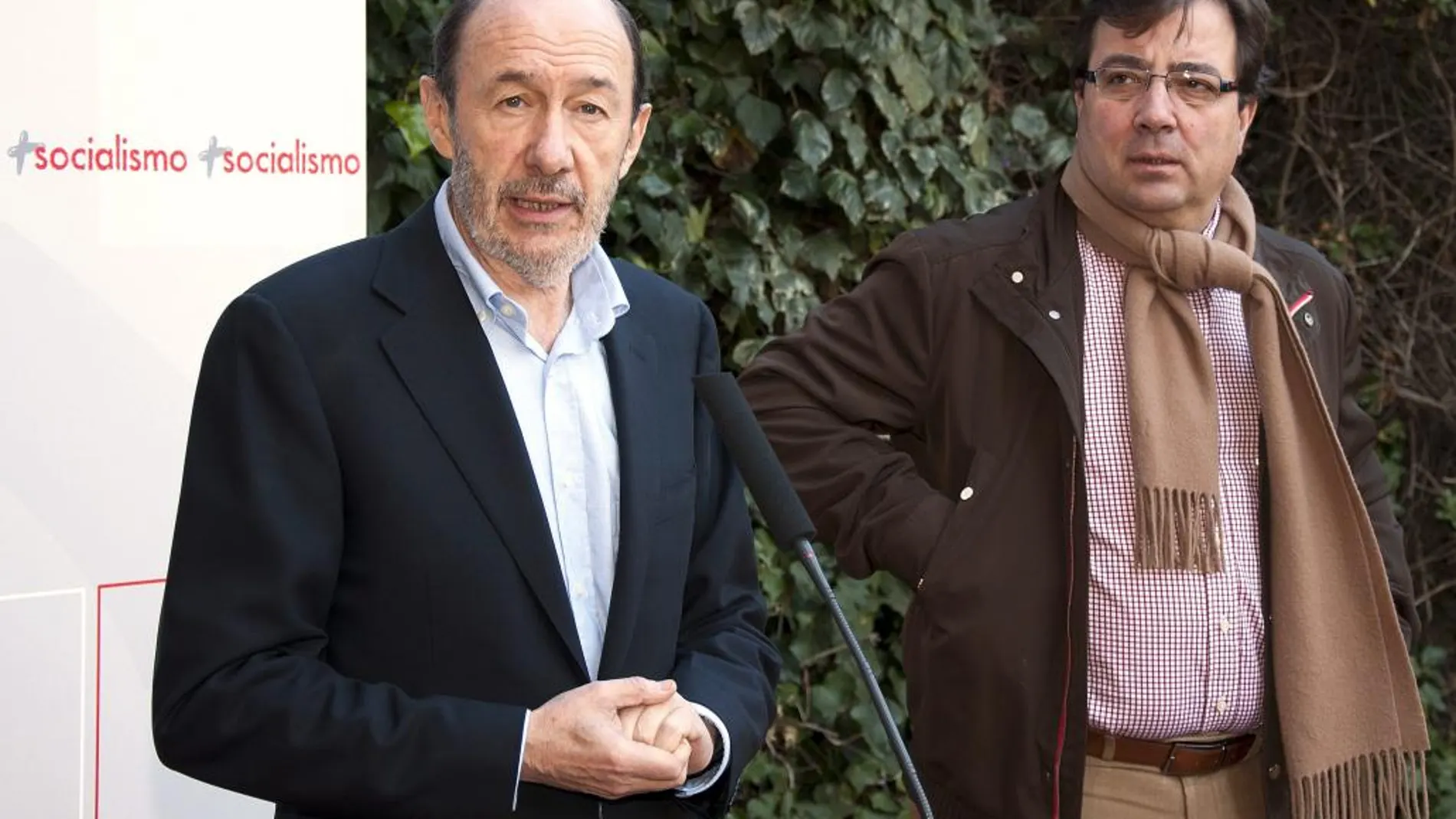 El exsecretario general del PSOE Alfredo Pérez Rubalcaba (i) junto al presidente extremeño, Guillermo Fernández Vara en una foto de archivo