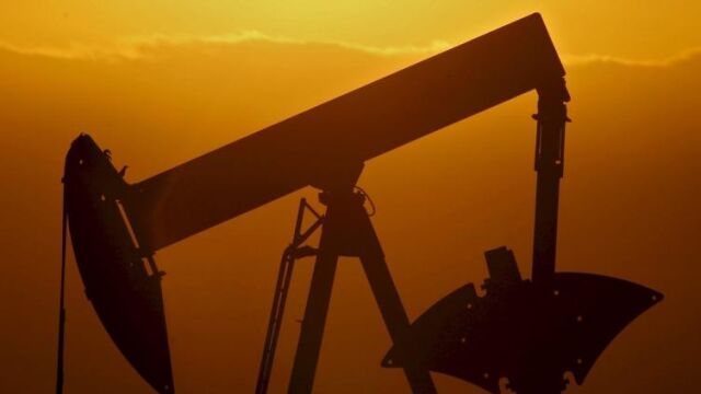 El petróleo supera los 77 dólares