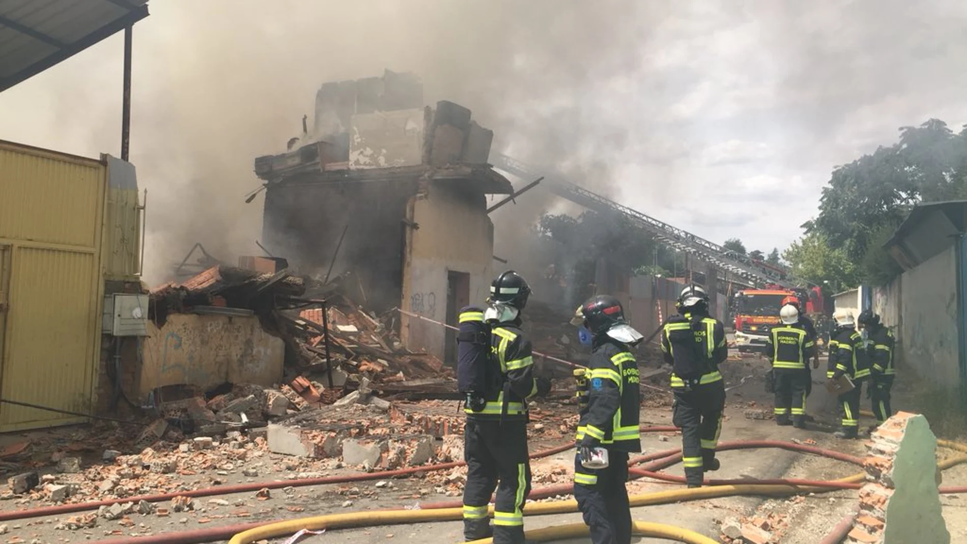 Un incendio en la Cañada Real afecta a dos naves y una chabola y deja a un herido leve