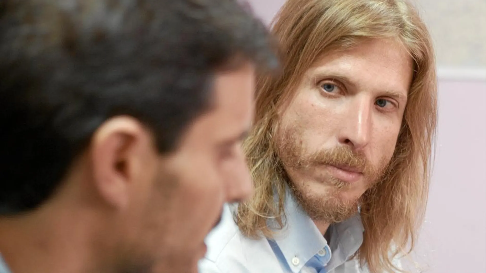 Pablo Fernández escucha a Jorge Ramiro, líder de Podemos en Soria