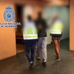Dos agentes custodian al detenido