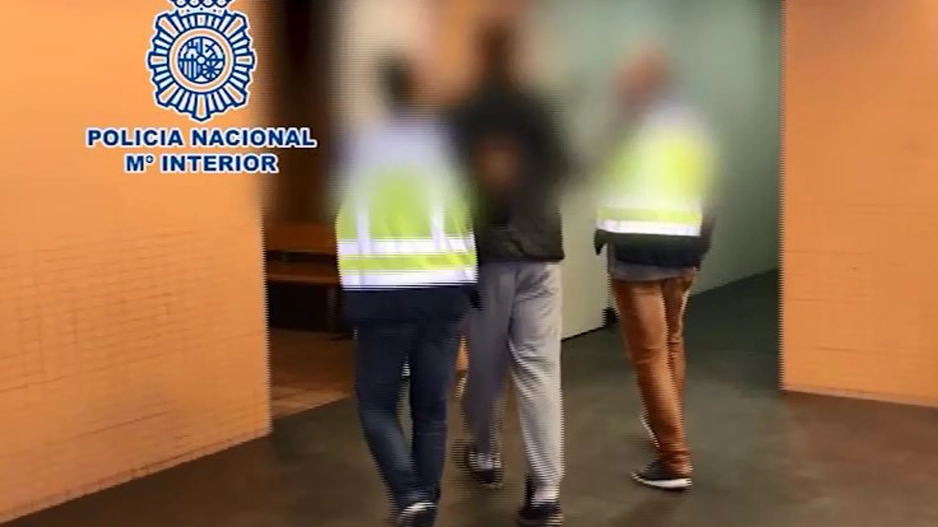 Dos agentes custodian al detenido