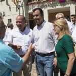 Fernando Martínez Maíllo, Mayte Martín y José María Barrios saludan a los alcaldes de la comarca zamorana de Aliste