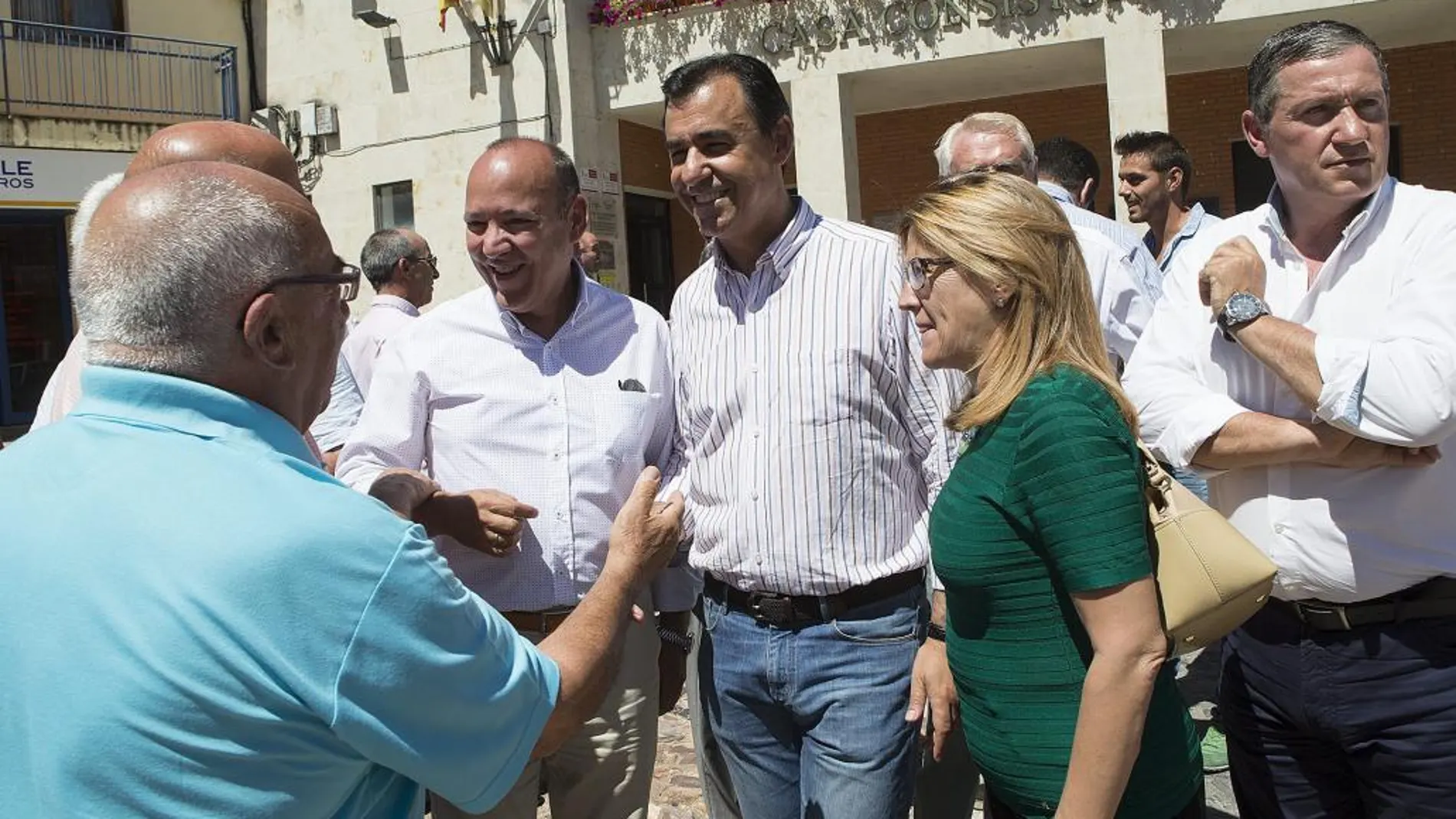 Fernando Martínez Maíllo, Mayte Martín y José María Barrios saludan a los alcaldes de la comarca zamorana de Aliste