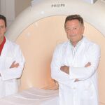 Dr. Gracián García-Martí, especialista de la Unidad de Ingeniería Biomédica del Hospital Quirónsalud Valencia y al Dr. Luís Martí Bonmatí, jefe del Servicio de Radiología del Hospital Quirónsalud Valencia